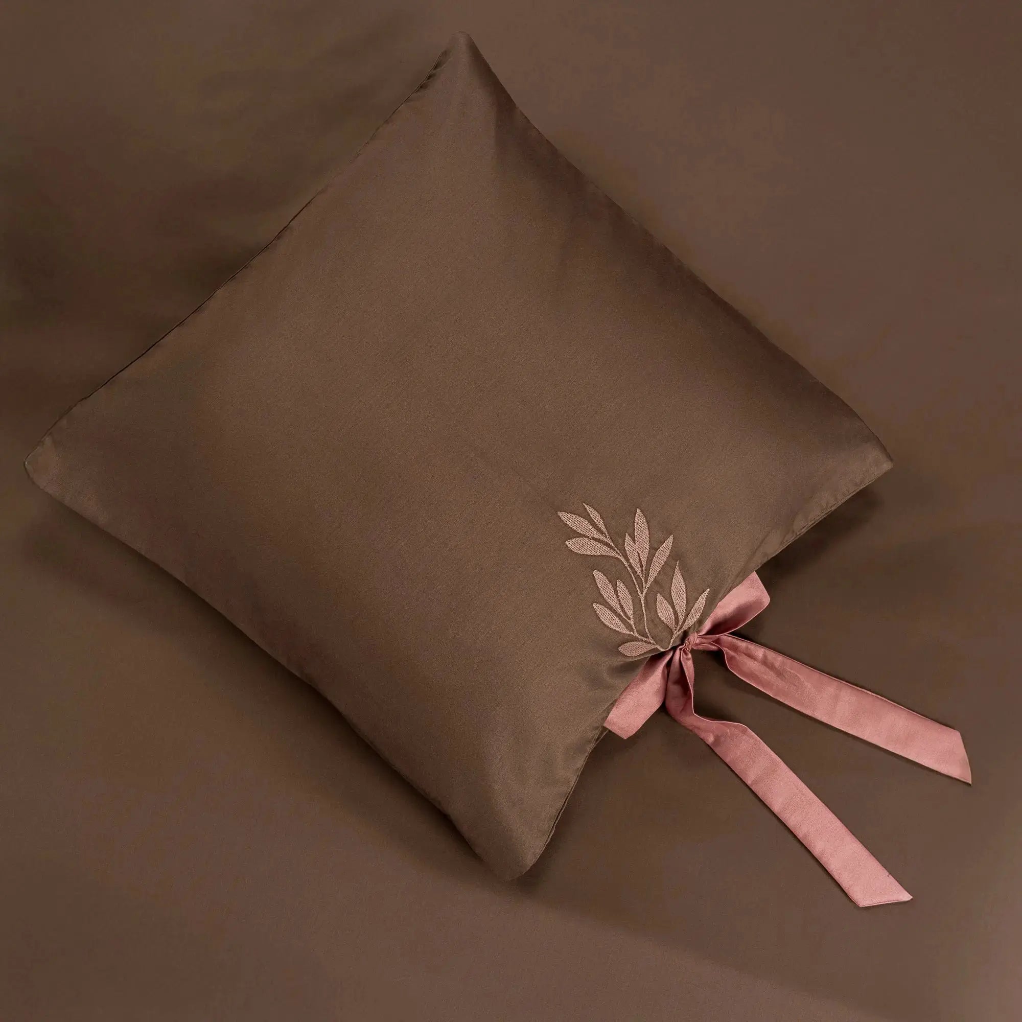 Lenjerie de pat 2 persoane Maro din bumbac satinat brodată cu motive florale, personalizabilă – POCAHONTAS CasaCrystal CasaCrystal