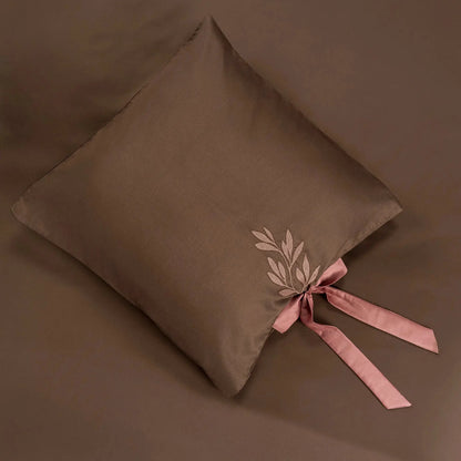 Lenjerie de pat 2 persoane Maro din bumbac satinat brodată cu motive florale, personalizabilă – POCAHONTAS CasaCrystal CasaCrystal
