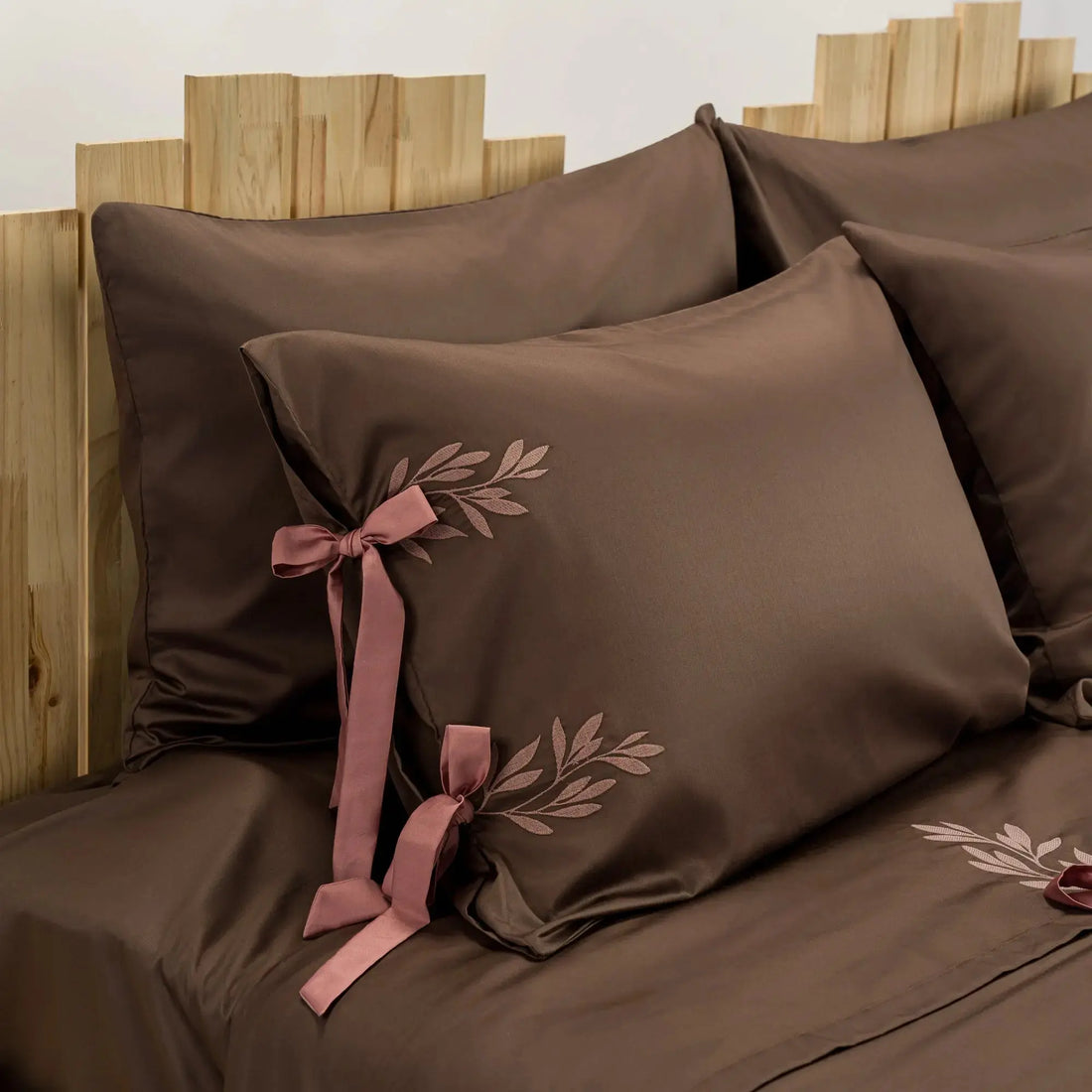 Lenjerie de pat 2 persoane Maro din bumbac satinat brodată cu motive florale, personalizabilă – POCAHONTAS CasaCrystal CasaCrystal