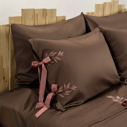 Lenjerie de pat 2 persoane Maro din bumbac satinat brodată cu motive florale, personalizabilă – POCAHONTAS CasaCrystal CasaCrystal