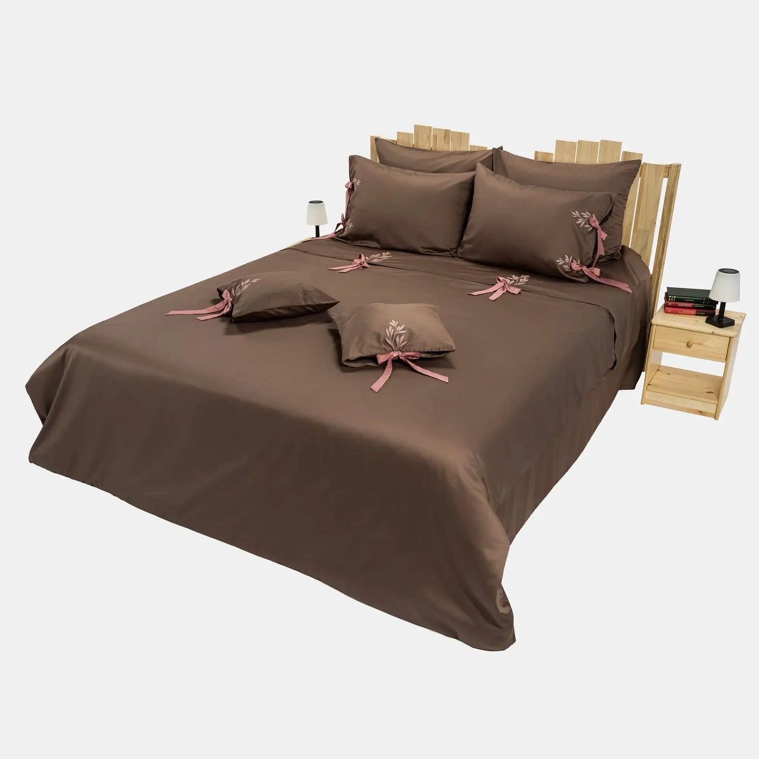 Lenjerie de pat 2 persoane Maro din bumbac satinat brodată cu motive florale, personalizabilă – POCAHONTAS CasaCrystal CasaCrystal