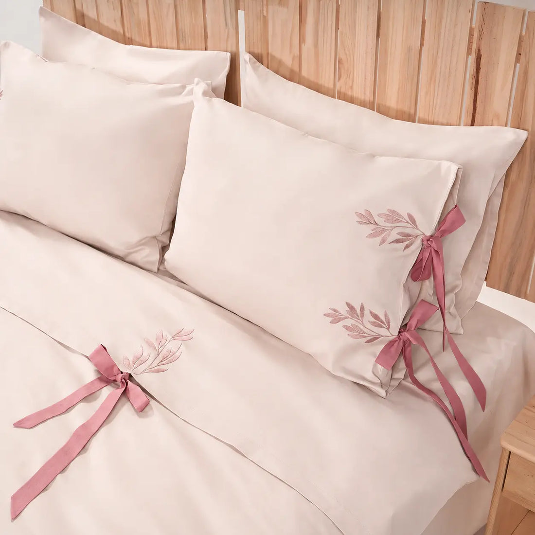 Lenjerie de pat 1 persoană Nude din bumbac satinat brodată cu motive florale, personalizabilă – AURORA