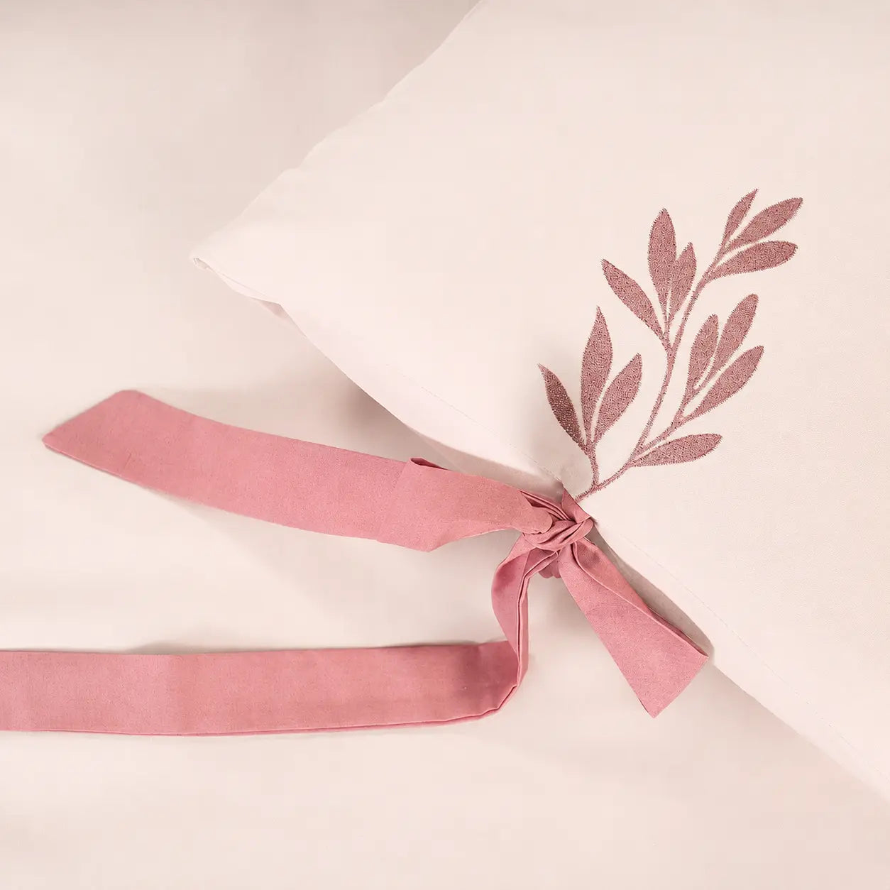 Lenjerie de pat 2 persoane Nude din Bumbac 100% satinat brodată cu motive florale, personalizabilă – AURORA