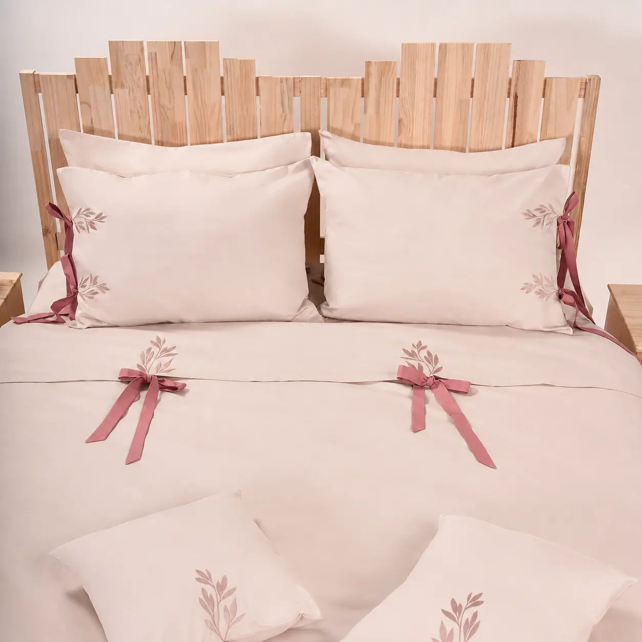 Lenjerie de pat 2 persoane Nude din Bumbac 100% satinat brodată cu motive florale, personalizabilă – AURORA