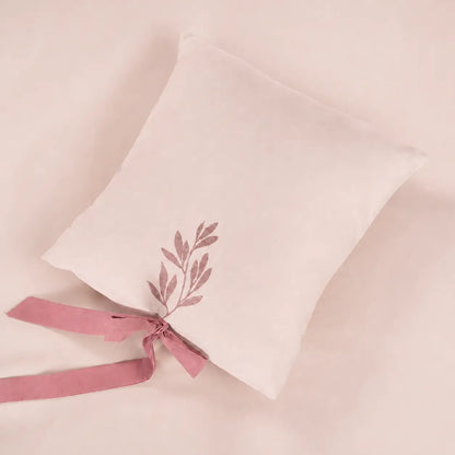 Lenjerie de pat 2 persoane Nude din Bumbac 100% satinat brodată cu motive florale, personalizabilă – AURORA