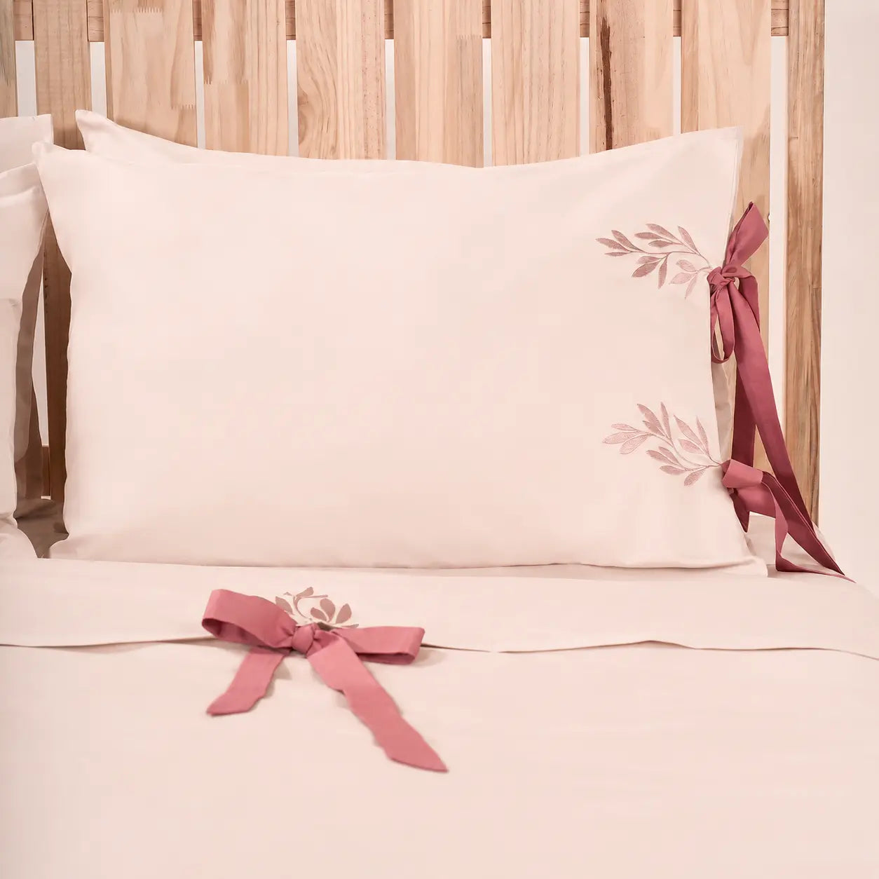 Lenjerie de pat 2 persoane Nude din Bumbac 100% satinat brodată cu motive florale, personalizabilă – AURORA