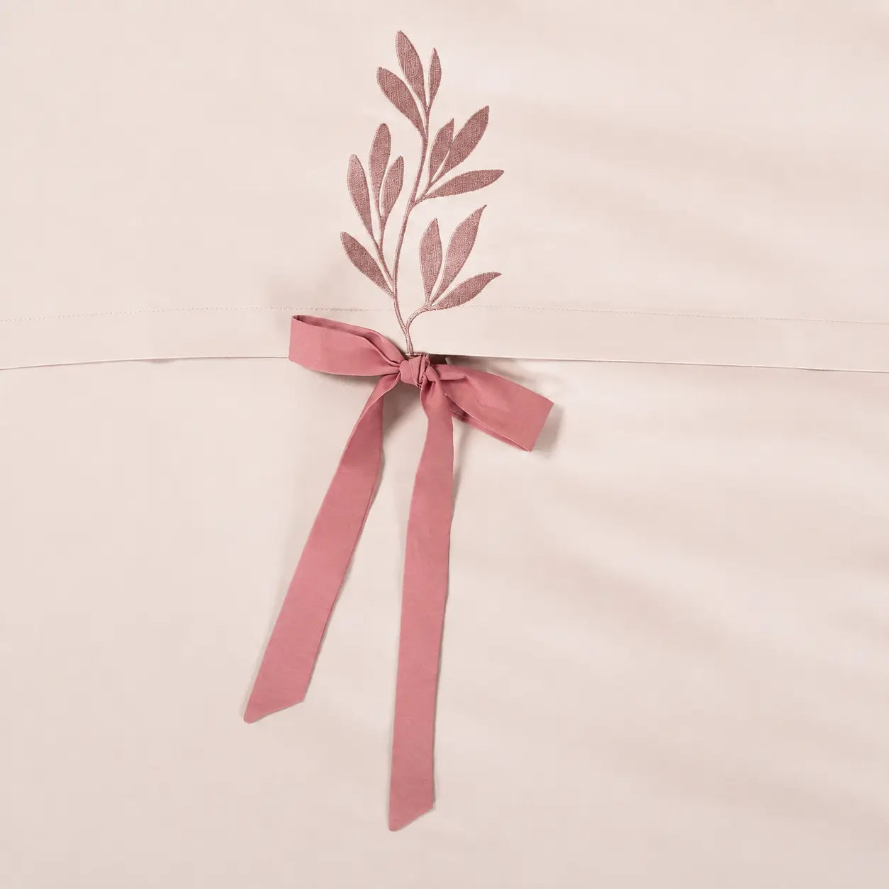 Lenjerie de pat 2 persoane Nude din Bumbac 100% satinat brodată cu motive florale, personalizabilă – AURORA