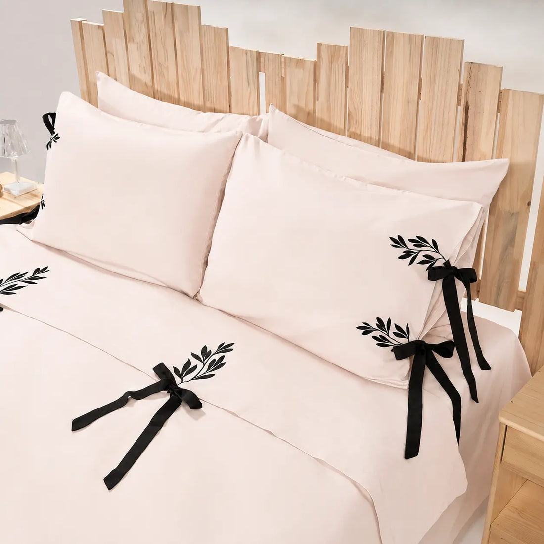 Lenjerie de pat 2 persoane Nude din Bumbac 100% satinat, brodată cu motive florale, personalizabilă – MULAN