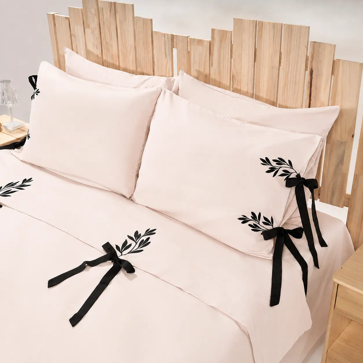 Lenjerie de pat 2 persoane Nude din Bumbac 100% satinat, brodată cu motive florale, personalizabilă – MULAN
