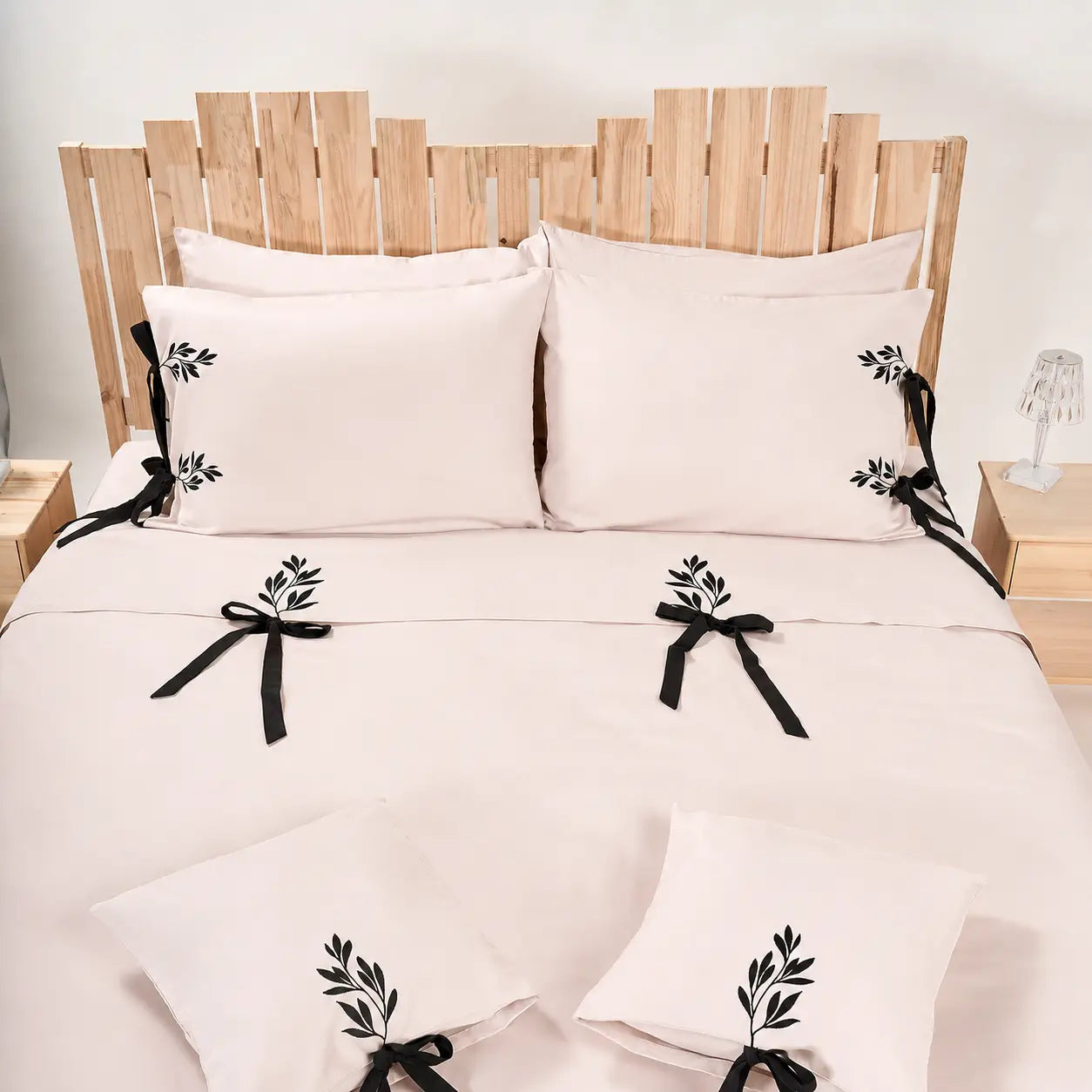 Lenjerie de pat 2 persoane Nude din Bumbac 100% satinat, brodată cu motive florale, personalizabilă – MULAN