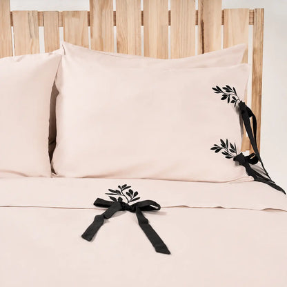 Lenjerie de pat 2 persoane Nude din Bumbac 100% satinat, brodată cu motive florale, personalizabilă – MULAN