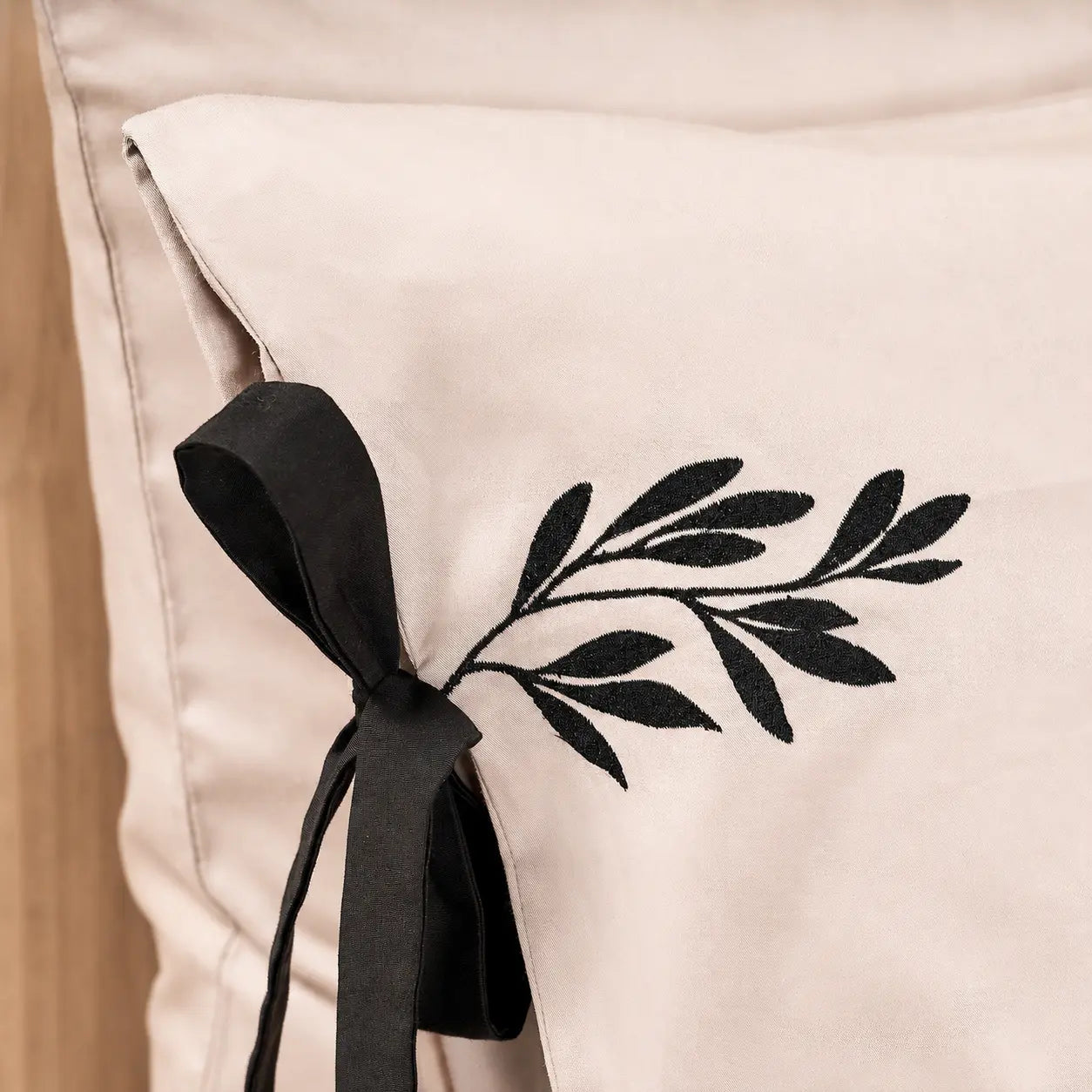 Lenjerie de pat 2 persoane Nude din Bumbac 100% satinat, brodată cu motive florale, personalizabilă – MULAN