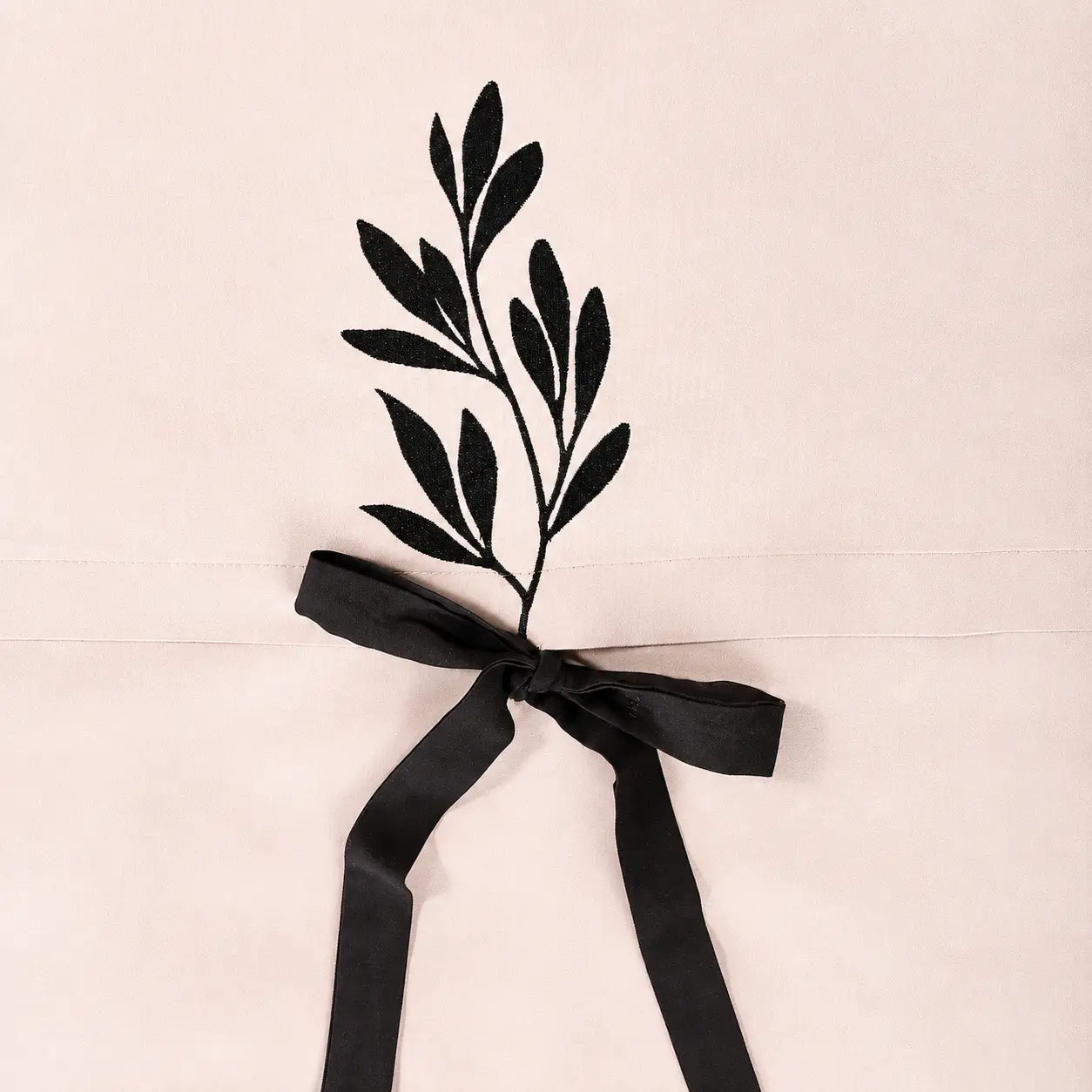 Lenjerie de pat 2 persoane Nude din Bumbac 100% satinat, brodată cu motive florale, personalizabilă – MULAN