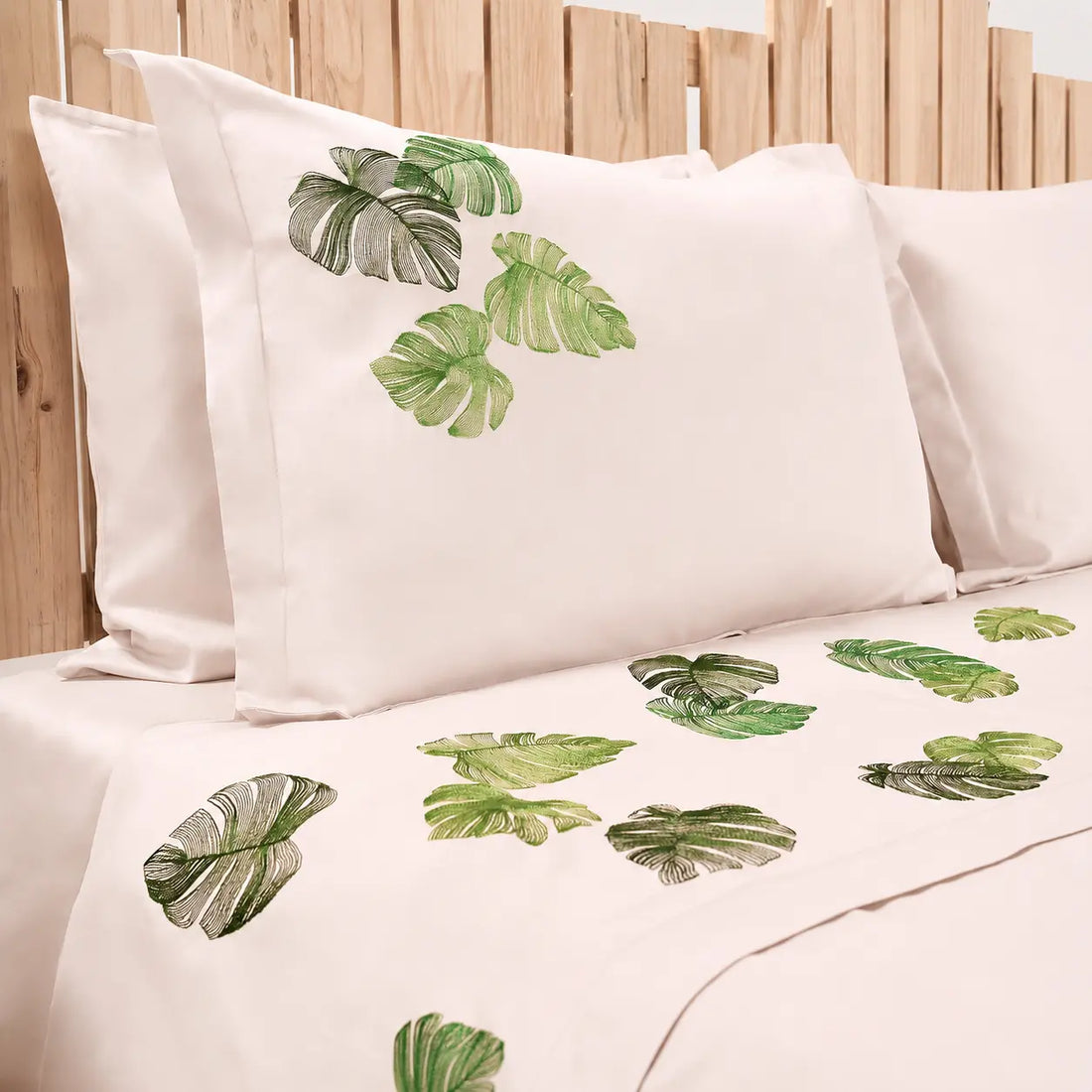 Lenjerie de pat 1 persoană Nude din bumbac satinat dens brodată cu motive frunze, personalizabilă – MONSTERA