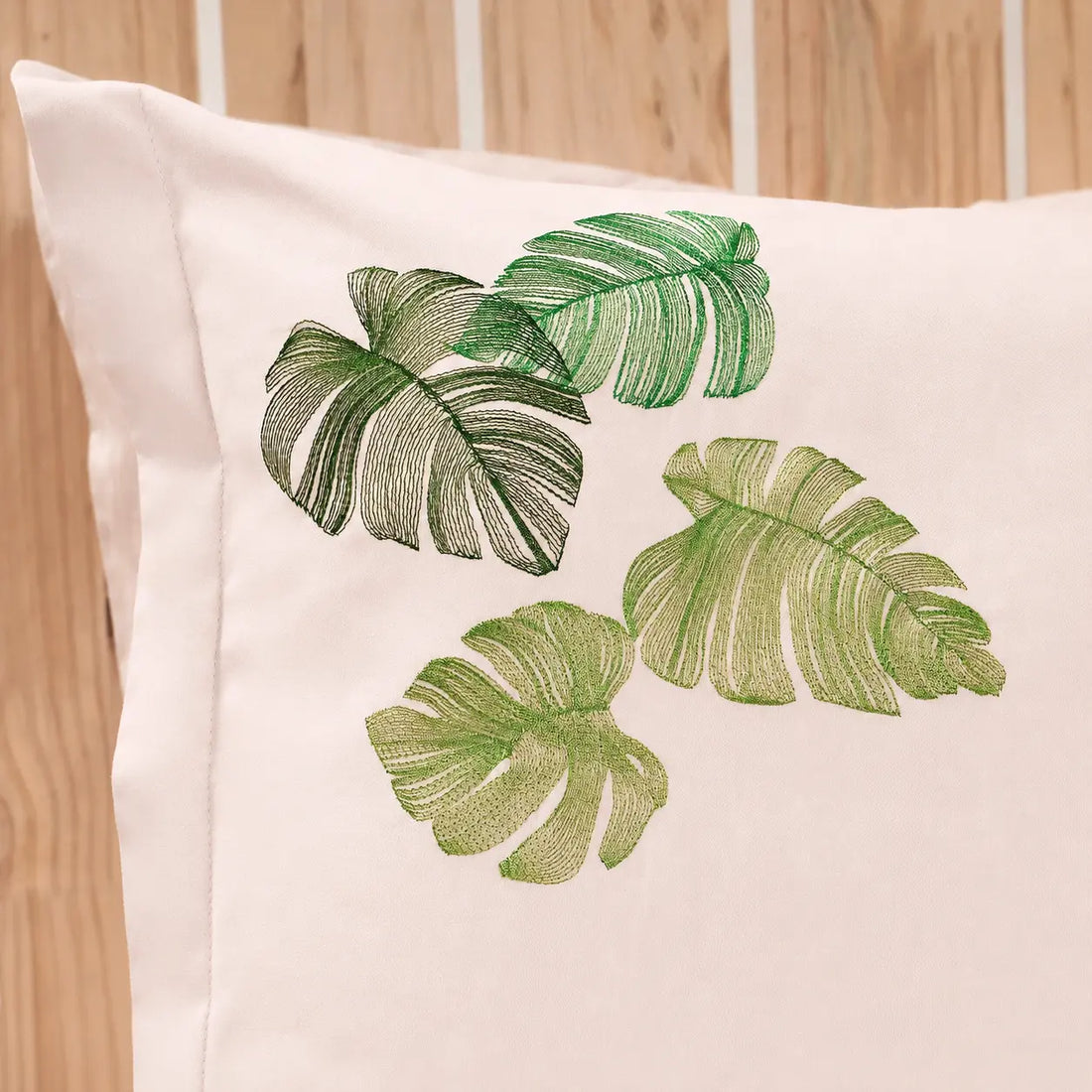 Lenjerie de pat 1 persoană Nude din bumbac satinat dens brodată cu motive frunze, personalizabilă – MONSTERA