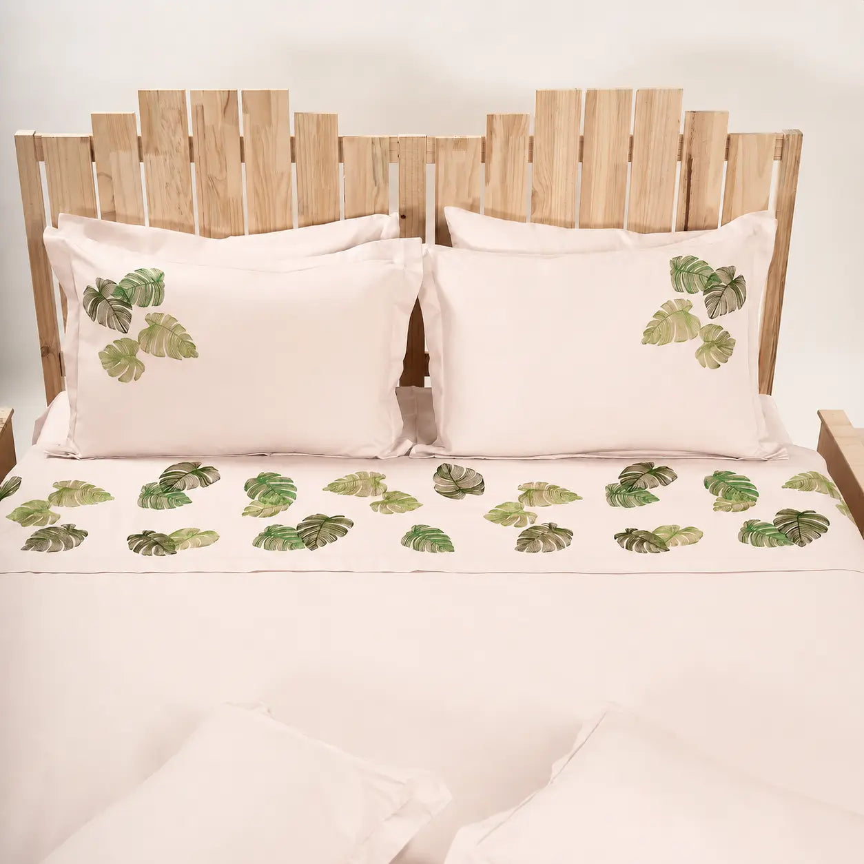 Lenjerie de pat 2 persoane Nude din Bumbac 100% satinat dens, brodată cu frunze, personalizabilă – MONSTERA