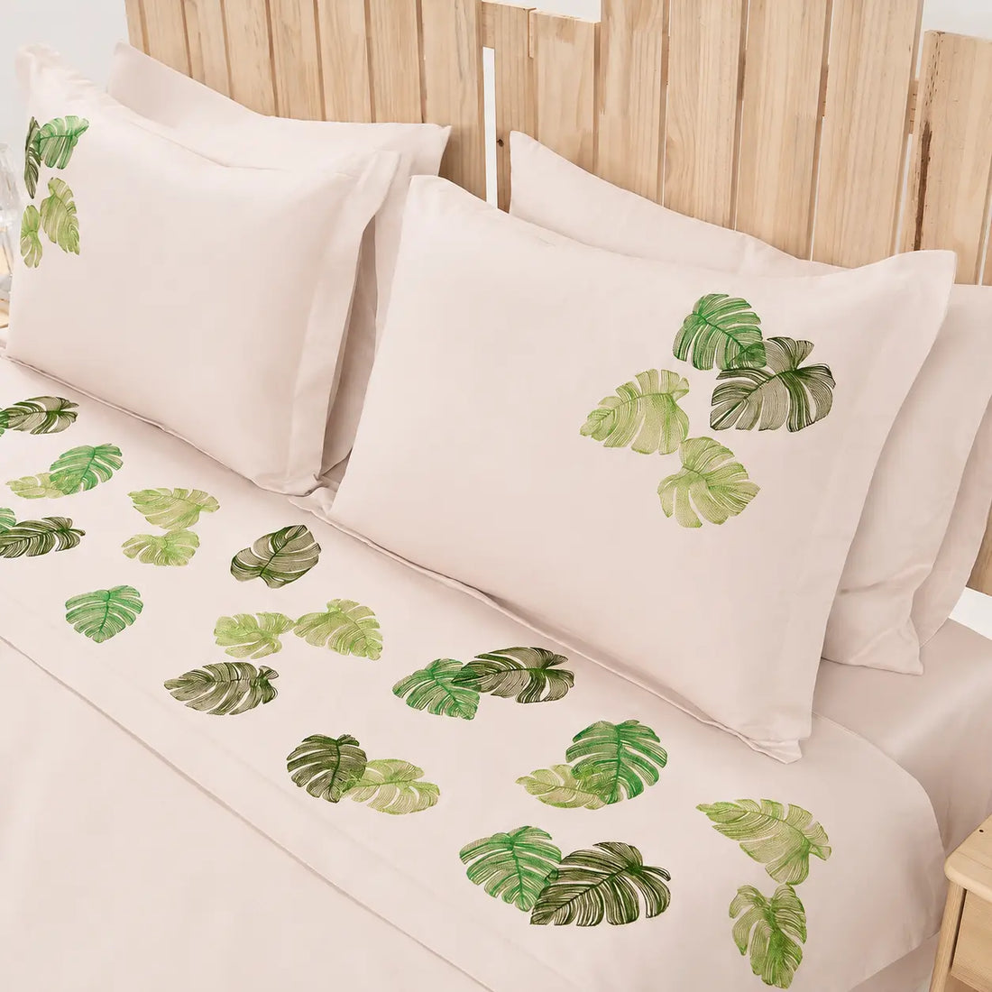 Lenjerie de pat 2 persoane Nude din Bumbac 100% satinat dens, brodată cu frunze, personalizabilă – MONSTERA