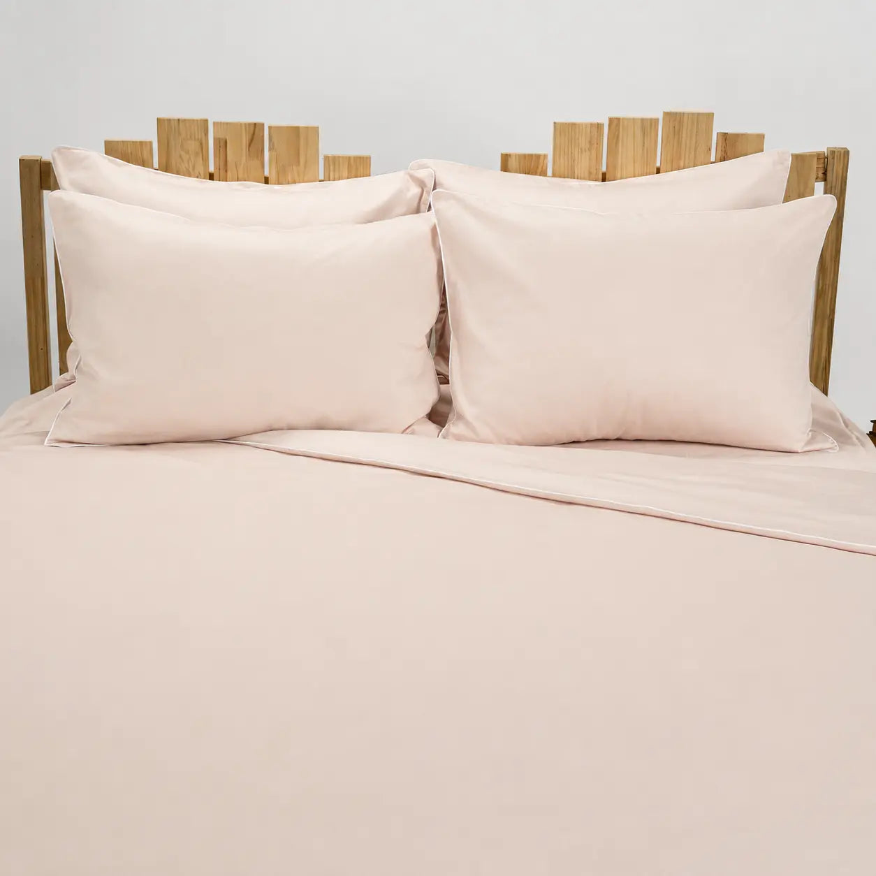 Lenjerie de pat 2 persoane Nude din Bumbac 100% satinat dens, cu margine albă, personalizabilă – ELEGANT NUDE