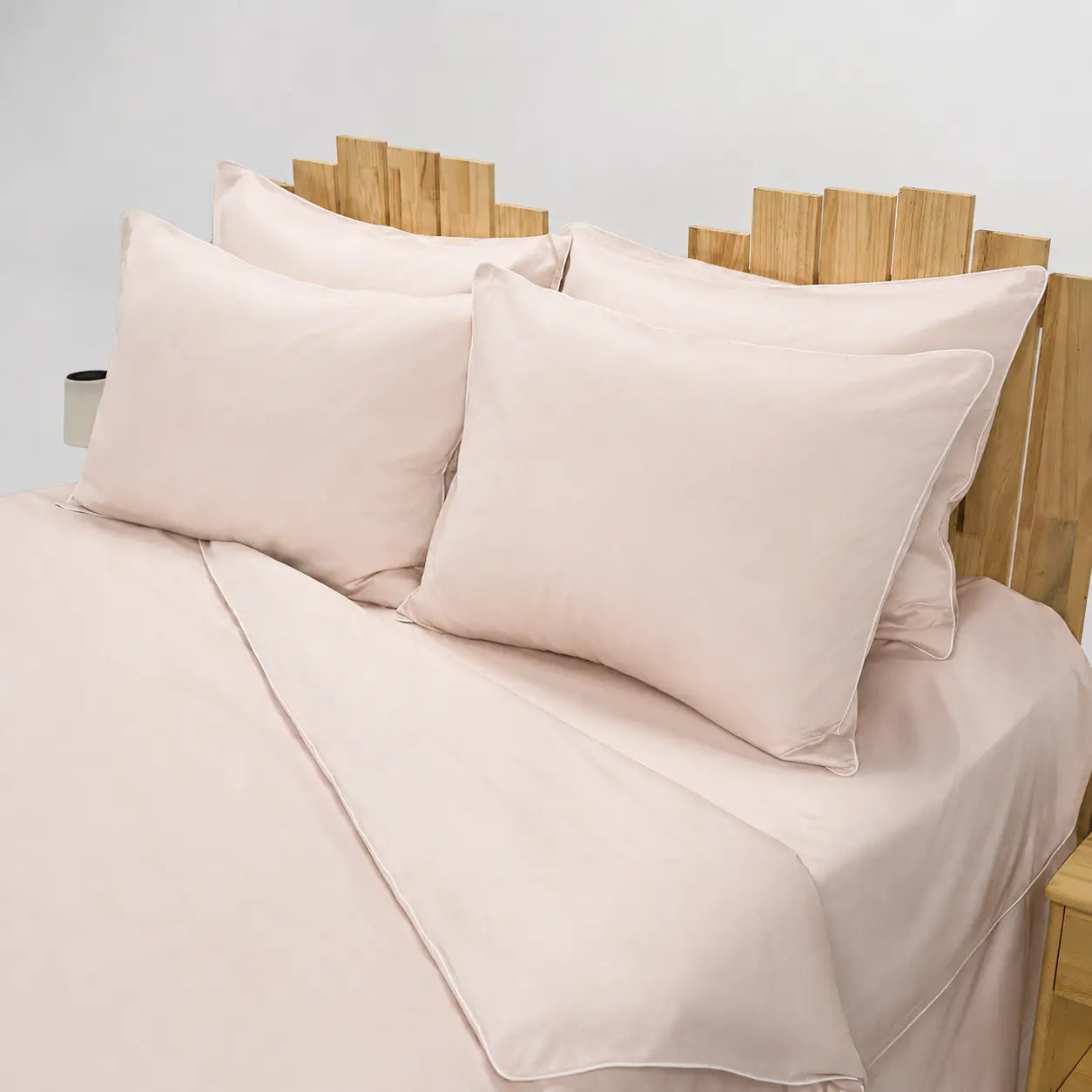 Lenjerie de pat 2 persoane Nude din Bumbac 100% satinat dens, cu margine albă, personalizabilă – ELEGANT NUDE