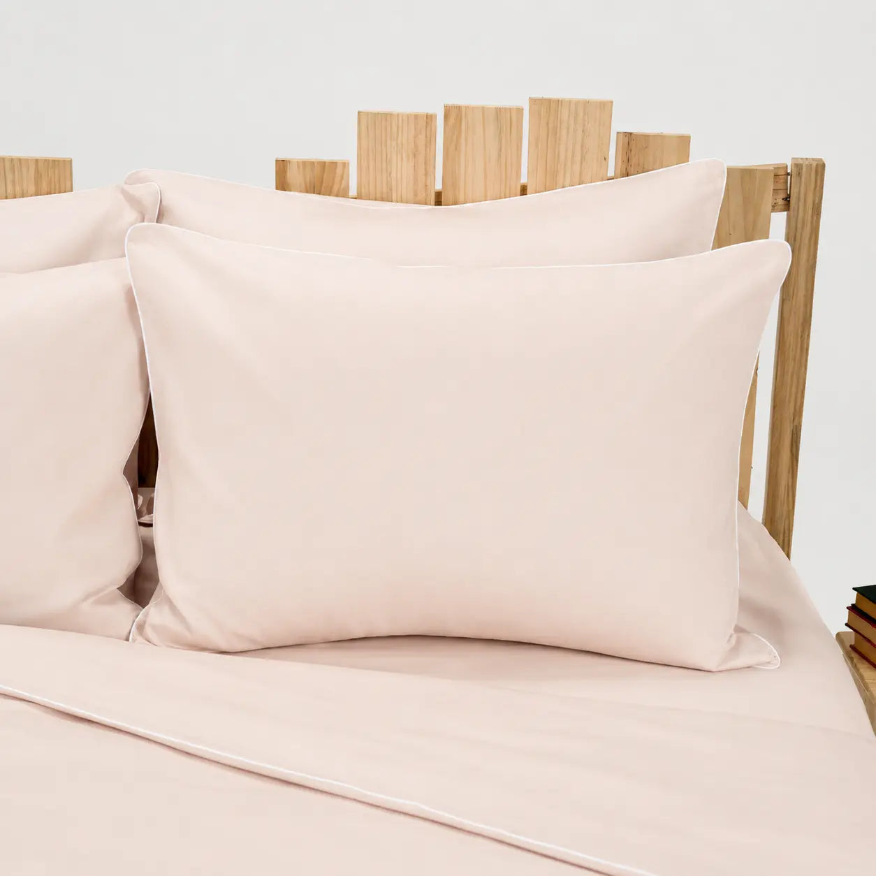 Lenjerie de pat 2 persoane Nude din Bumbac 100% satinat dens, cu margine albă, personalizabilă – ELEGANT NUDE