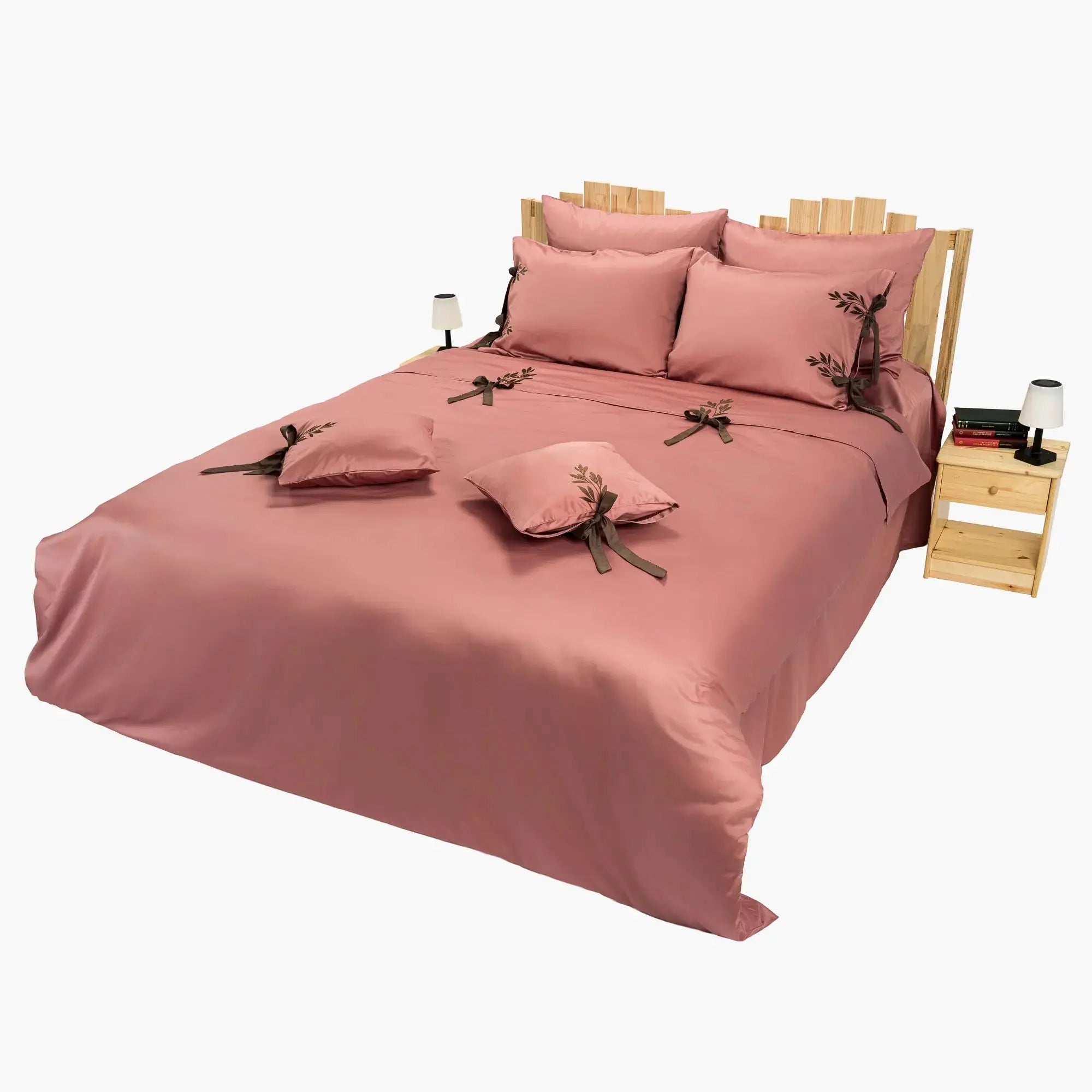 Lenjerie de pat 2 persoane Roz din bumbac satinat brodată cu motive florale, personalizabilă – RAPUNZEL CasaCrystal CasaCrystal