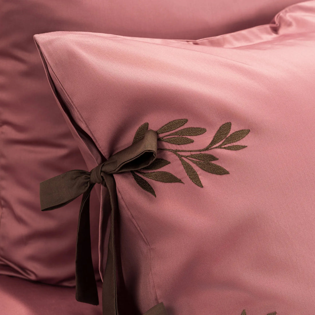 Lenjerie de pat 2 persoane Roz din Bumbac 100% satinat, brodată cu motive florale, personalizabilă – RAPUNZEL