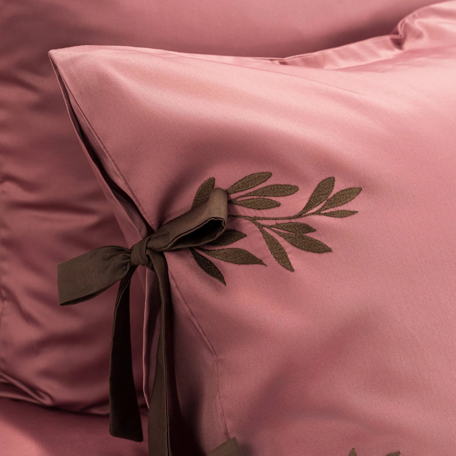 Lenjerie de pat 1 persoană Roz din bumbac satinat brodată cu motive florale, personalizabilă – RAPUNZEL