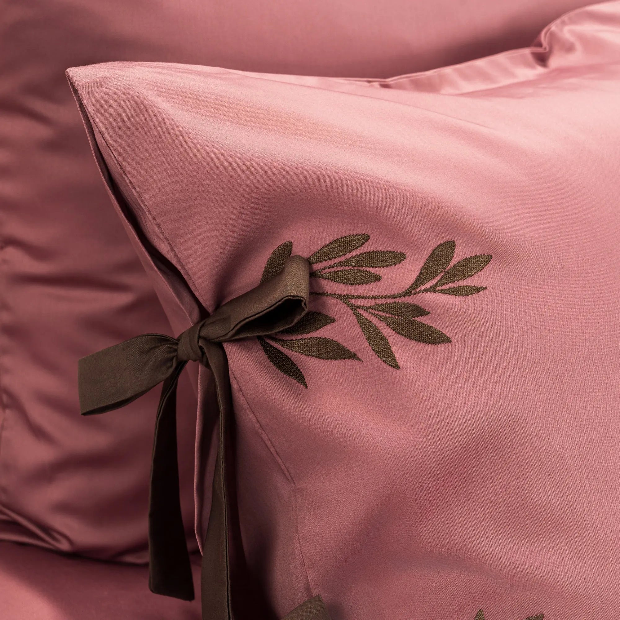 Lenjerie de pat 1 persoană Roz din bumbac satinat brodată cu motive florale, personalizabilă – RAPUNZEL