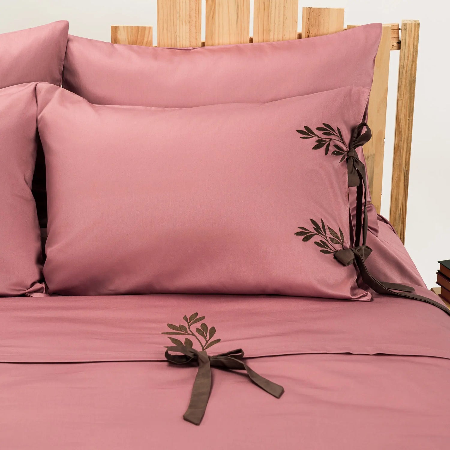 Lenjerie de pat 1 persoană Roz din bumbac satinat brodată cu motive florale, personalizabilă – RAPUNZEL