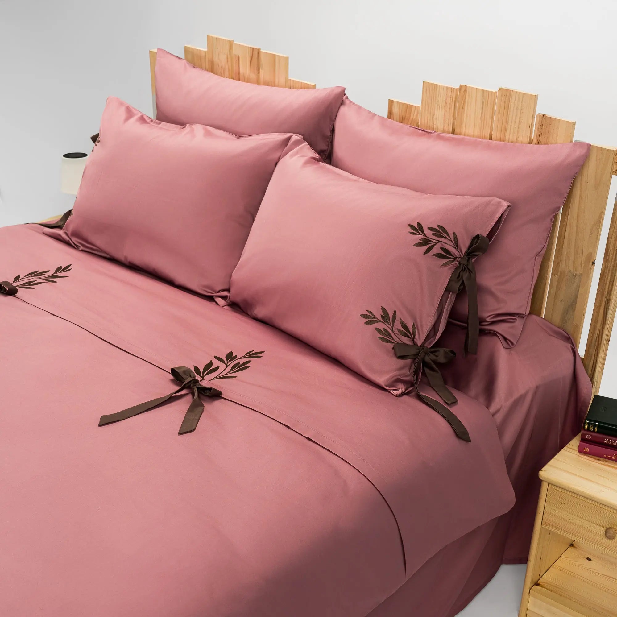Lenjerie de pat 1 persoană Roz din bumbac satinat brodată cu motive florale, personalizabilă – RAPUNZEL