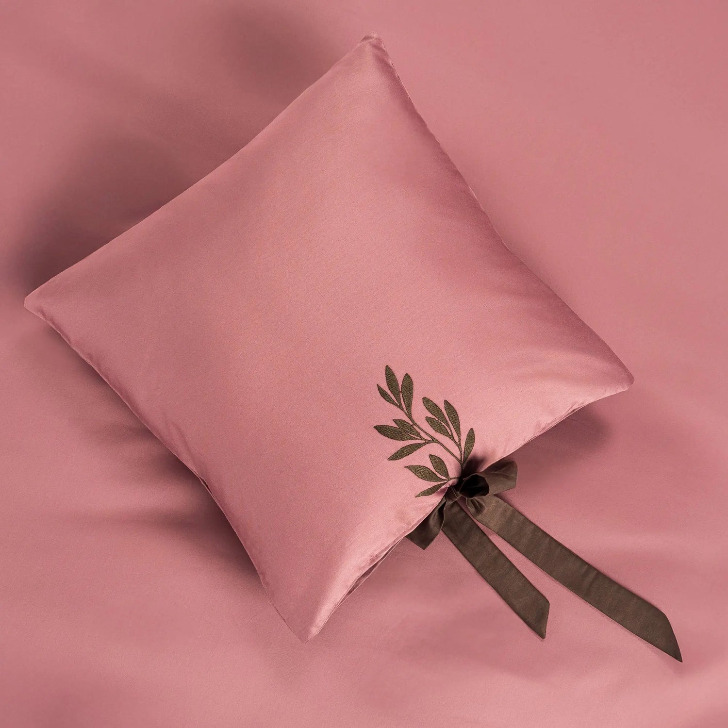 Lenjerie de pat 1 persoană Roz din bumbac satinat brodată cu motive florale, personalizabilă – RAPUNZEL