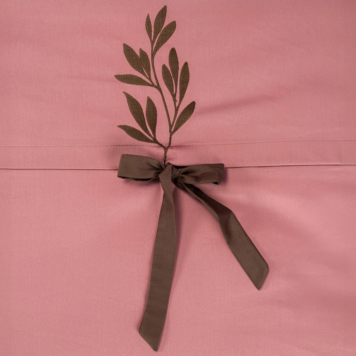 Lenjerie de pat 1 persoană Roz din bumbac satinat brodată cu motive florale, personalizabilă – RAPUNZEL