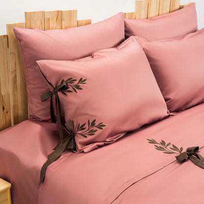 Lenjerie de pat 2 persoane Roz din Bumbac 100% satinat, brodată cu motive florale, personalizabilă – RAPUNZEL
