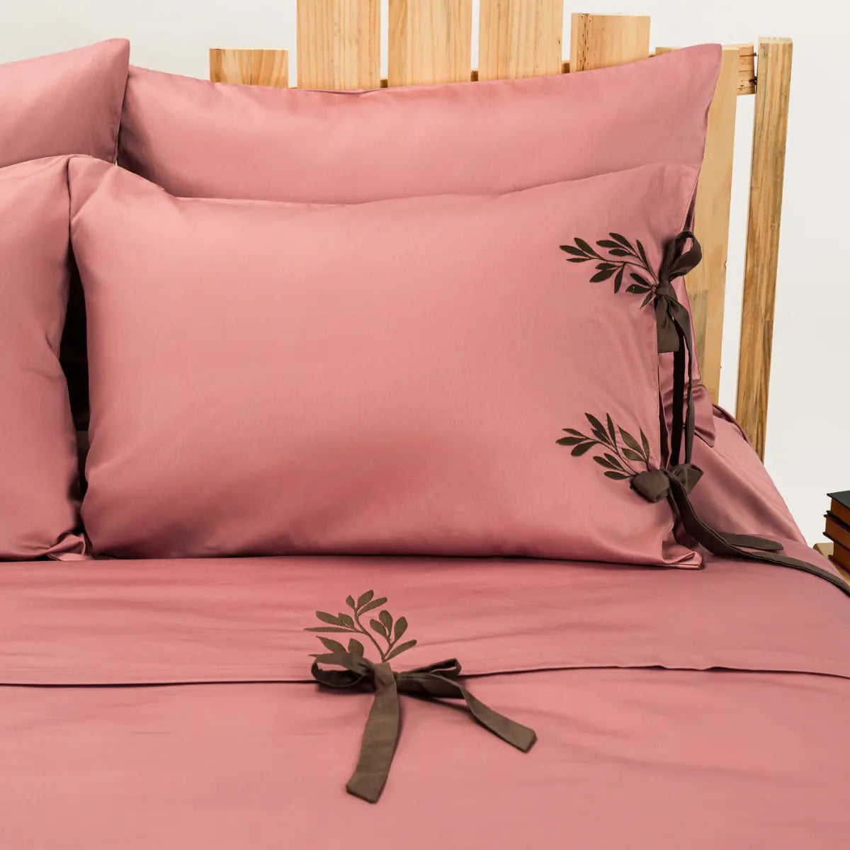 Lenjerie de pat 2 persoane Roz din Bumbac 100% satinat, brodată cu motive florale, personalizabilă – RAPUNZEL