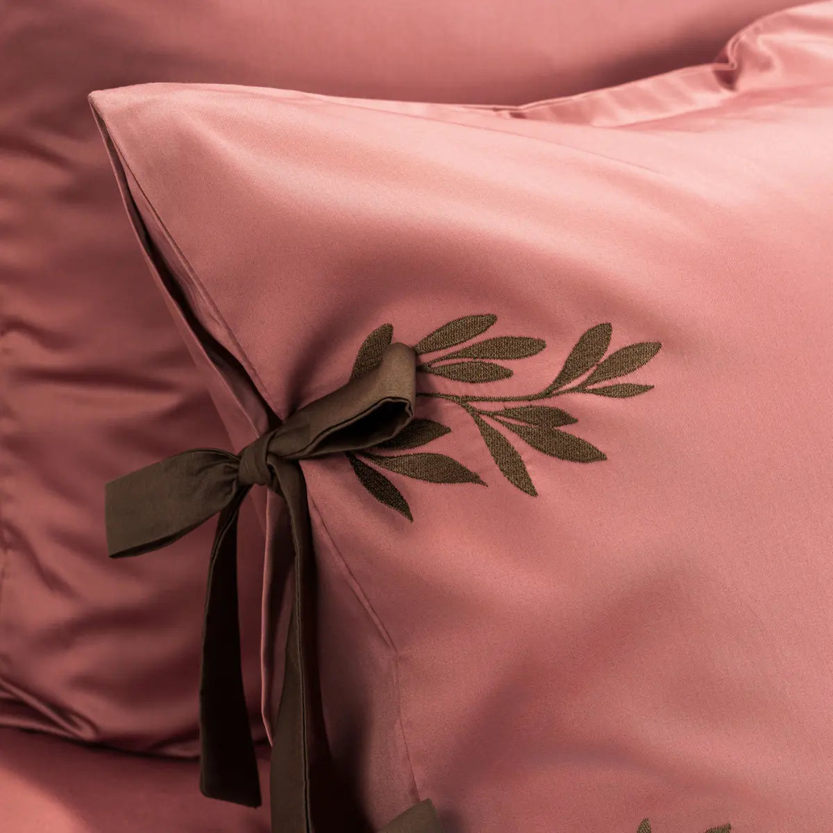Lenjerie de pat 2 persoane Roz din Bumbac 100% satinat, brodată cu motive florale, personalizabilă – RAPUNZEL