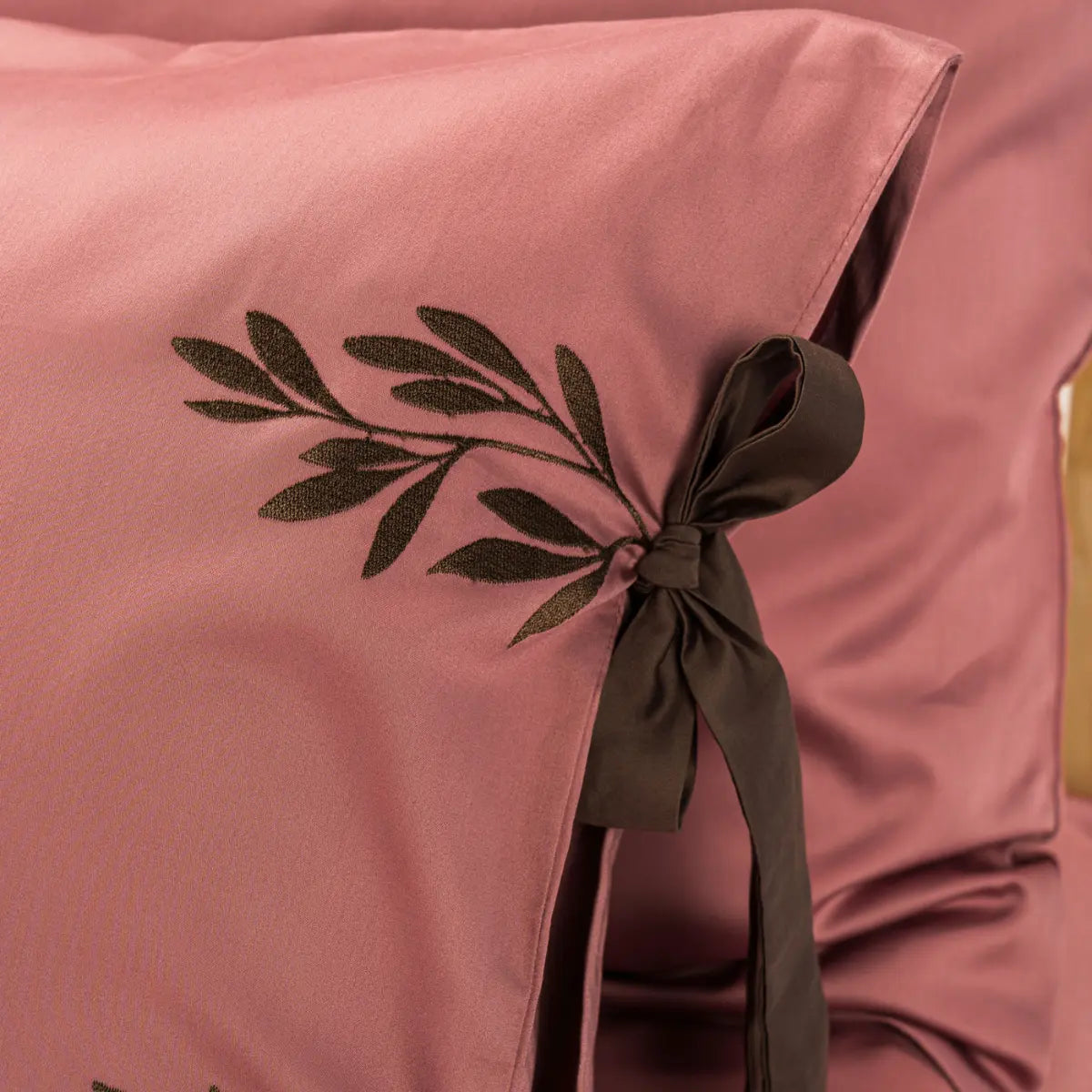 Lenjerie de pat 2 persoane Roz din Bumbac 100% satinat, brodată cu motive florale, personalizabilă – RAPUNZEL
