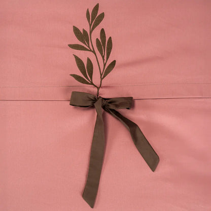 Lenjerie de pat 2 persoane Roz din Bumbac 100% satinat, brodată cu motive florale, personalizabilă – RAPUNZEL