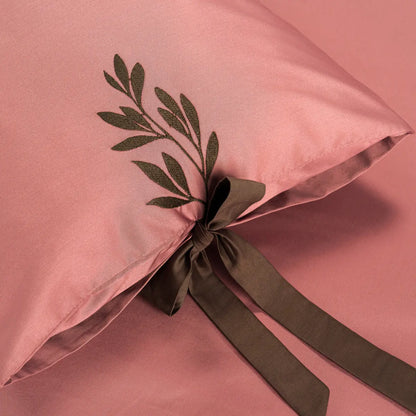 Lenjerie de pat 2 persoane Roz din Bumbac 100% satinat, brodată cu motive florale, personalizabilă – RAPUNZEL