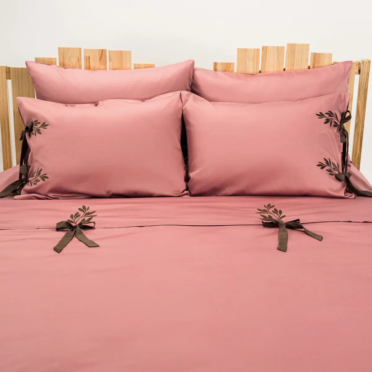 Lenjerie de pat 2 persoane Roz din Bumbac 100% satinat, brodată cu motive florale, personalizabilă – RAPUNZEL