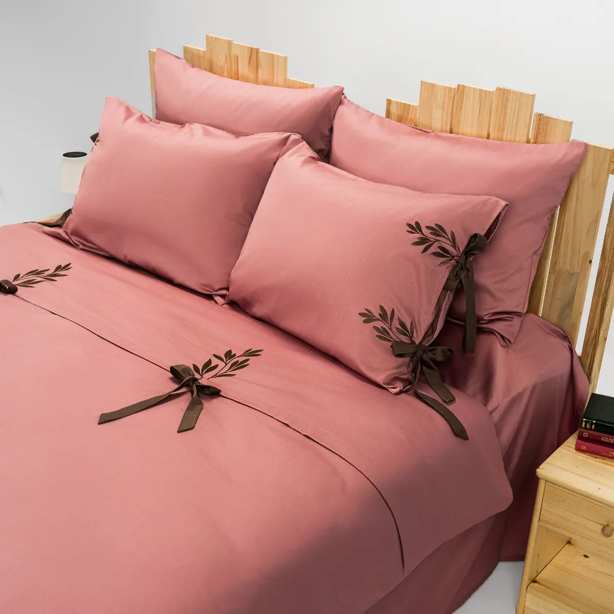 Lenjerie de pat 2 persoane Roz din Bumbac 100% satinat, brodată cu motive florale, personalizabilă – RAPUNZEL