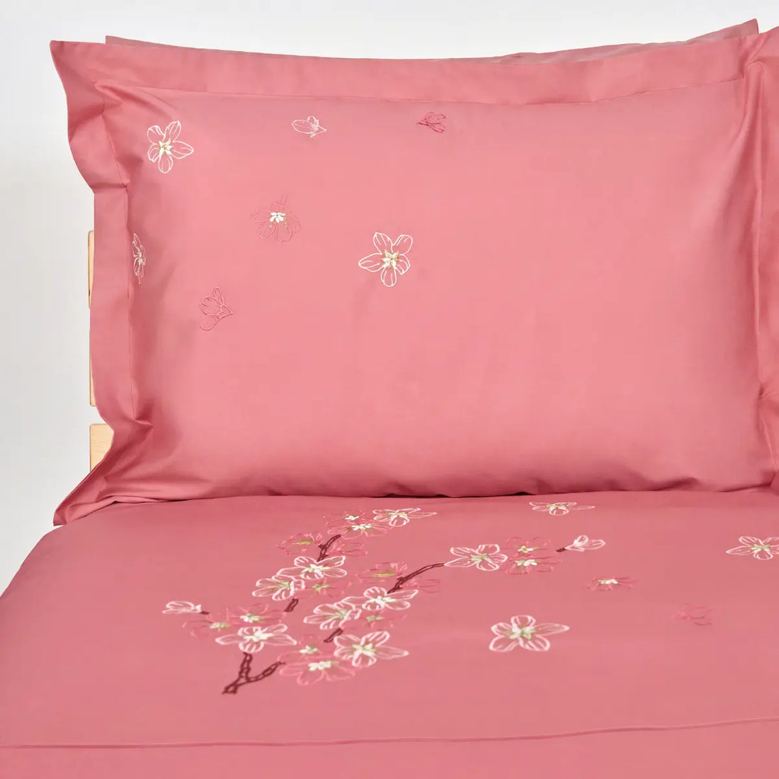 Lenjerie de pat 1 persoană Roz din bumbac satinat dens brodată cu motive florale, personalizabilă – CHERRY BLOSSOM