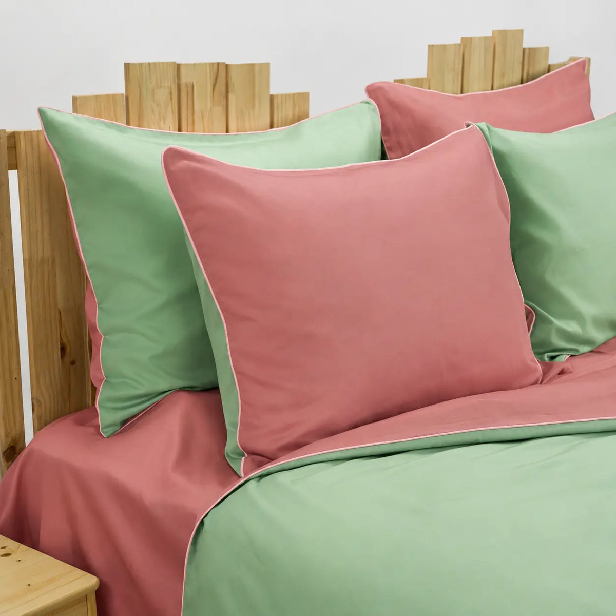Lenjerie de pat 1 persoană Verde și Roz, cu două fețe, din bumbac satinat dens, personalizabilă – STRAWBERRY MATCHA