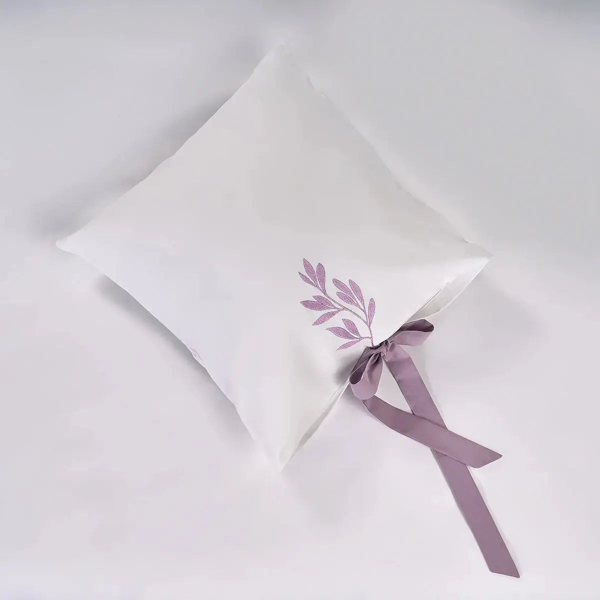 Detaliu finisaj elegant pe lenjeria de pat Belle din bumbac 100% natural