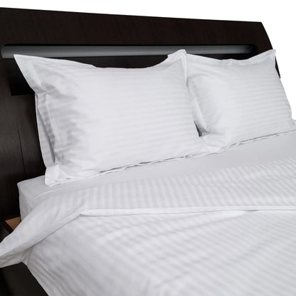 Lenjerie de pat 2 persoane Albă din Bumbac 100% satinat dens cu dungi, personalizabilă – WHITE STRIPES CASA CRYSTAL CasaCrystal