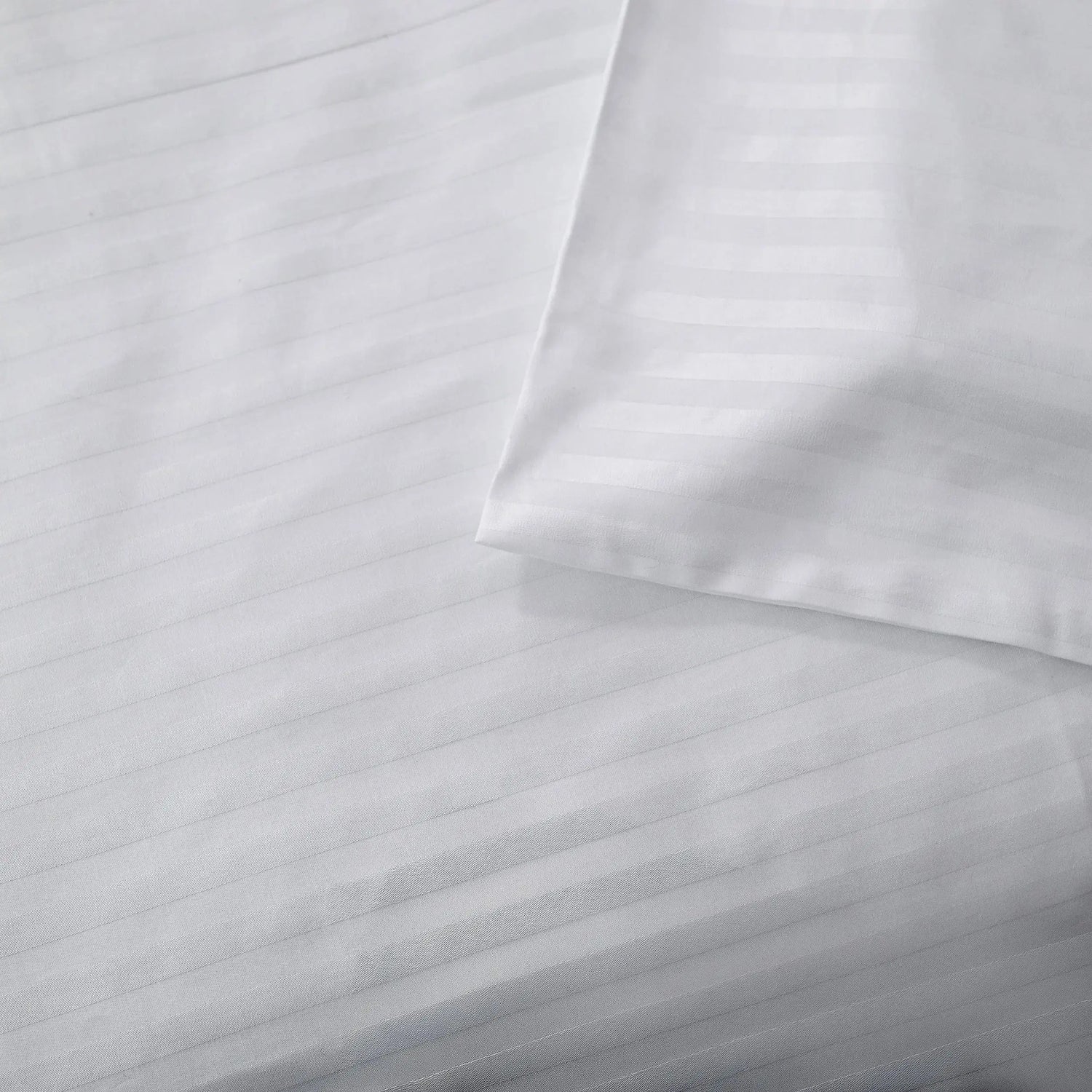 Lenjerie de pat 2 persoane Albă din Bumbac 100% satinat dens cu dungi, personalizabilă – WHITE STRIPES CASA CRYSTAL CasaCrystal