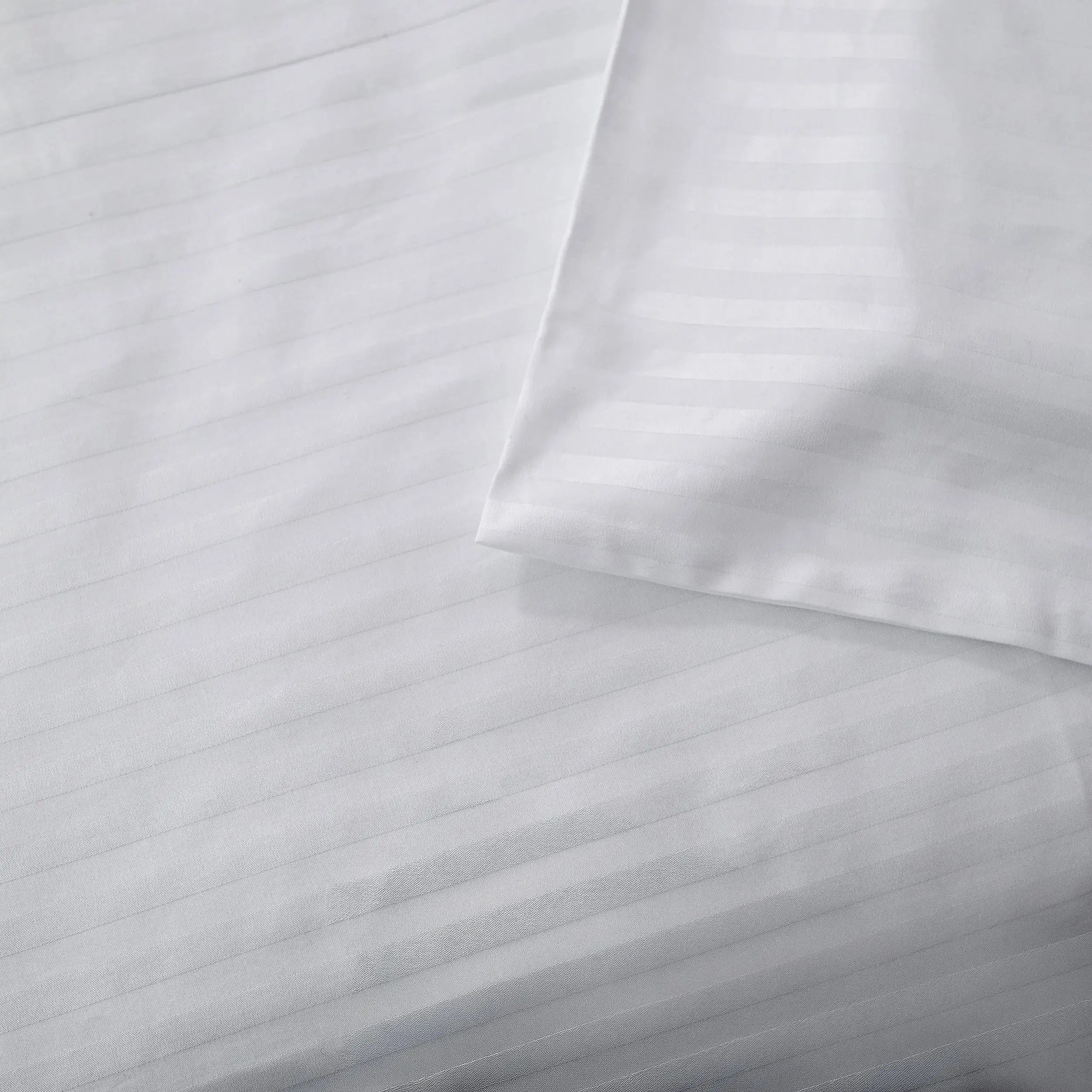 Lenjerie de pat 2 persoane Albă din Bumbac 100% satinat dens cu dungi, personalizabilă – WHITE STRIPES CASA CRYSTAL CasaCrystal