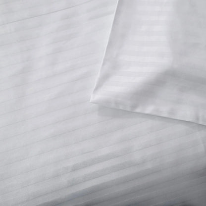 Lenjerie de pat 2 persoane Albă din Bumbac 100% satinat dens cu dungi, personalizabilă – WHITE STRIPES CASA CRYSTAL CasaCrystal