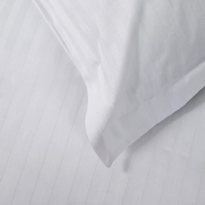 Lenjerie de pat 2 persoane Albă din Bumbac 100% satinat dens cu dungi, personalizabilă – WHITE STRIPES CASA CRYSTAL CasaCrystal