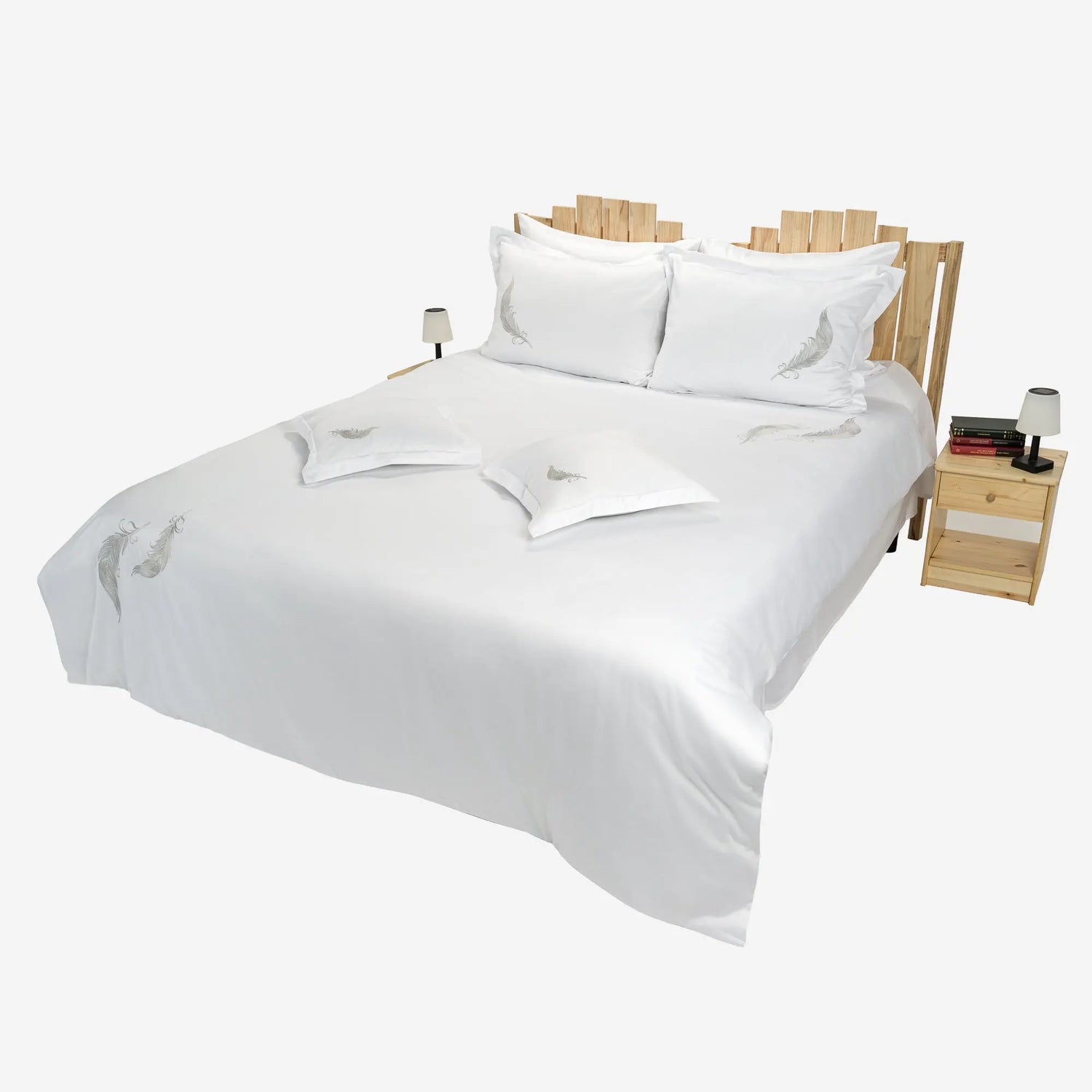 Lenjerie de pat 2 persoane Albă din bumbac satinat dens brodată cu motive pană, personalizabilă – FEATHER CASA CRYSTAL CasaCrystal
