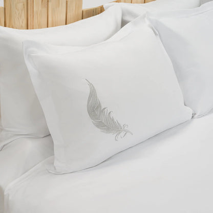 Lenjerie de pat 2 persoane Albă din bumbac satinat dens brodată cu motive pană, personalizabilă – FEATHER CASA CRYSTAL CasaCrystal